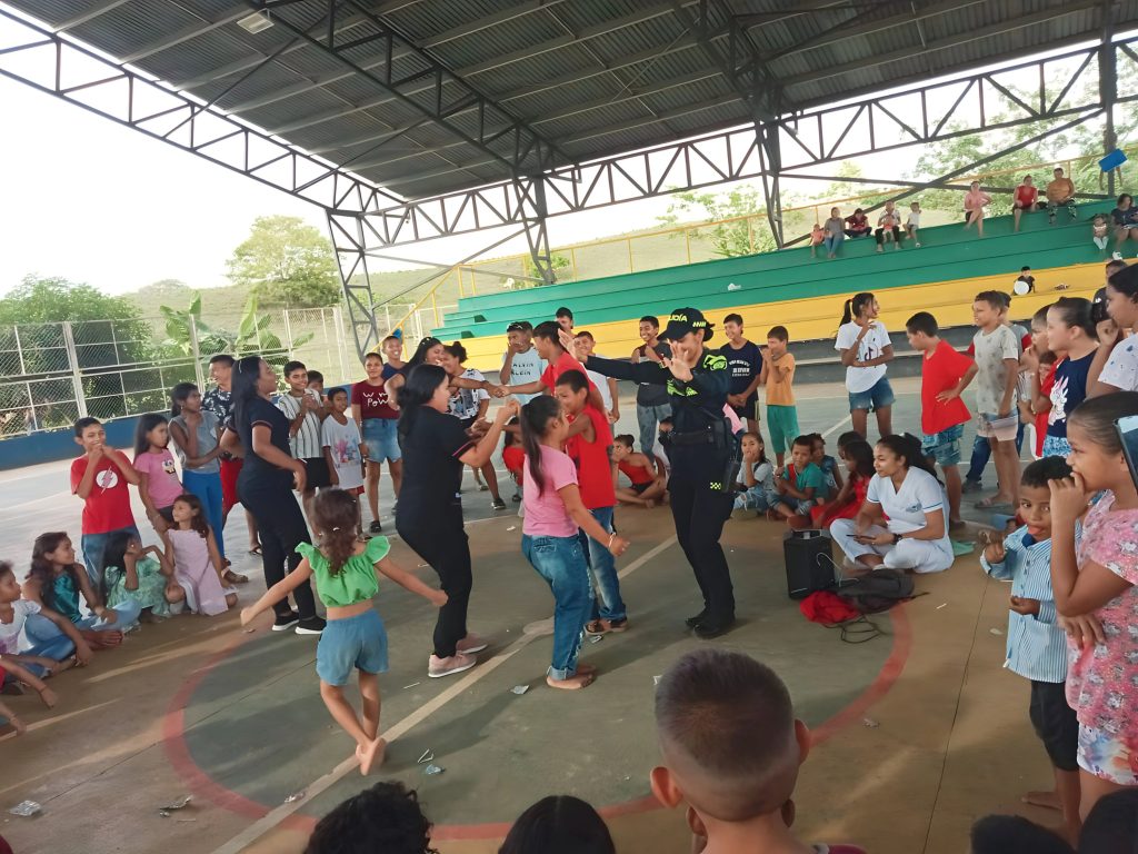 La Policia, Ejército y Ceproden realizan evento recreativo en el barrio El Éxodo de Puerto Libertador