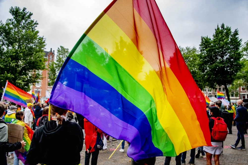 Corte declara que hombres trans y personas no binarias pueden aplicar a licencias de maternidad