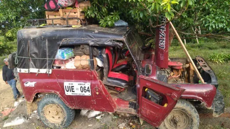 Vehículo al parecer se quedó sin frenos y terminó dentro de una casa en zona rural de Montería