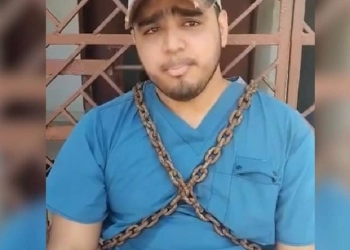 Médico se encadenó en el hospital de Sincé, Sucre, para que le paguen 2 años de sueldos atrasados