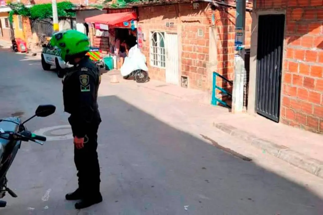 Por insultar a su pareja hombre de 21 años es asesinado por tres jóvenes a cuchillo
