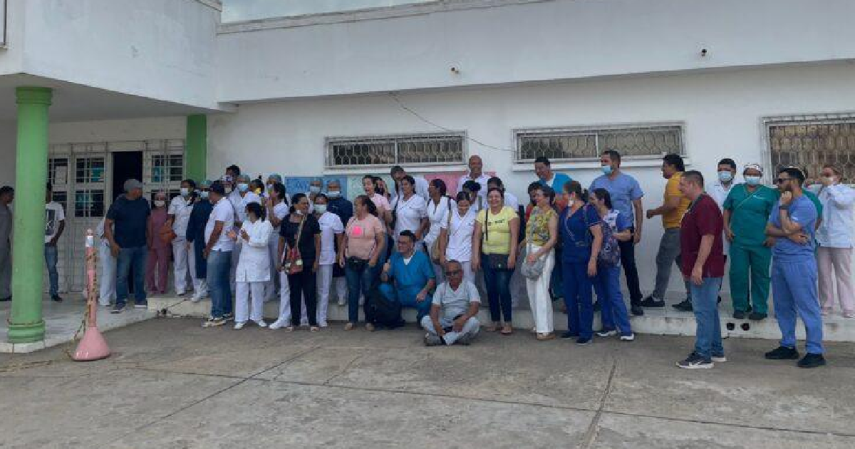 Trabajadores del Hospital San Juan de Sahagún protestan por retrasos en el pago de salarios