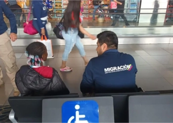 Niña Africana fue abandonada en el aeropuerto El Dorado