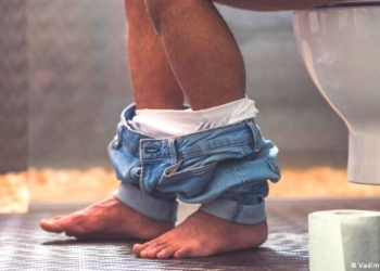 ¿Los hombres deberían orinar sentados?; ¿por qué?