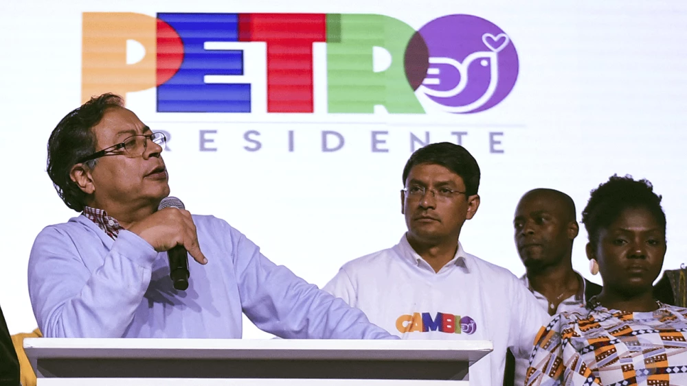 “Fiscalía no puede investigar cuentas de campaña antes de que lo haga el CNE”, defensa de Petro
