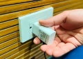 ¿Dejar el cargador conectado consume electricidad?