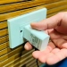 ¿Dejar el cargador conectado consume electricidad?