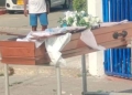 Con ataúd en la entrada de un colegio en Cartagena protestan por presuntos malos manejos
