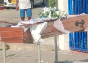 Con ataúd en la entrada de un colegio en Cartagena protestan por presuntos malos manejos