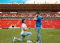 Josh Cavallo, pionero en la visibilidad LGBT+ en el deporte, pide matrimonio a su novio