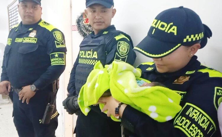 Policía rescata a recién nacido abandonado en un lote