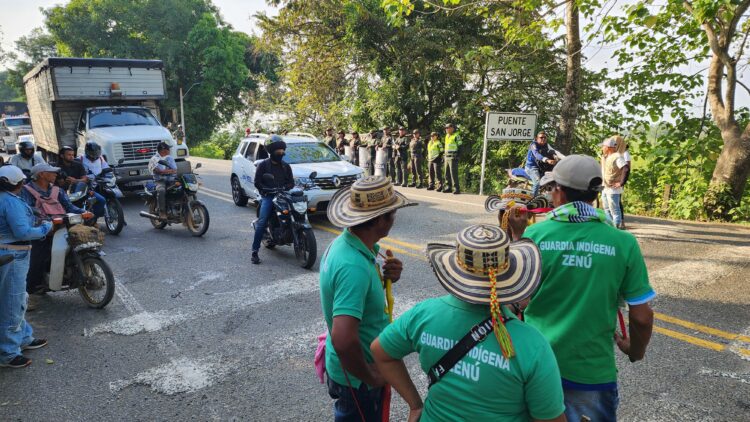 “No iremos a Montería”: esto es lo que hay detrás del bloqueo indígena en el puente San Jorge