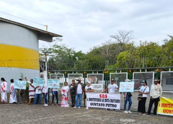 “SOS a Montevideo lo están matando”: se toman oficinas de Cerro Matoso por cumplimiento en reubicación de familias