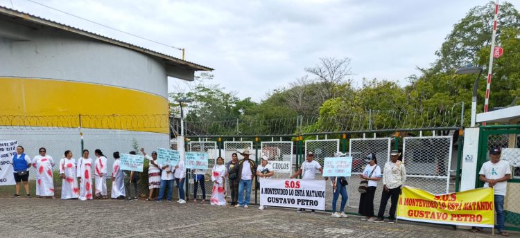 “SOS a Montevideo lo están matando”: se toman oficinas de Cerro Matoso por cumplimiento en reubicación de familias