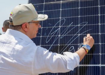 Gobierno anuncia fábrica de paneles solares en Córdoba